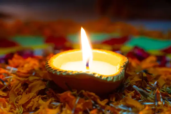 后灯节期间 传统Diya灯蜡灯芯与其他蜡烛一起点亮的宏照 — 图库照片