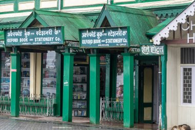 Oxford kitap ve kırtasiye şirketi Darjeeling 'de AVM yolunda ünlü bir köy binası ve simgesi.