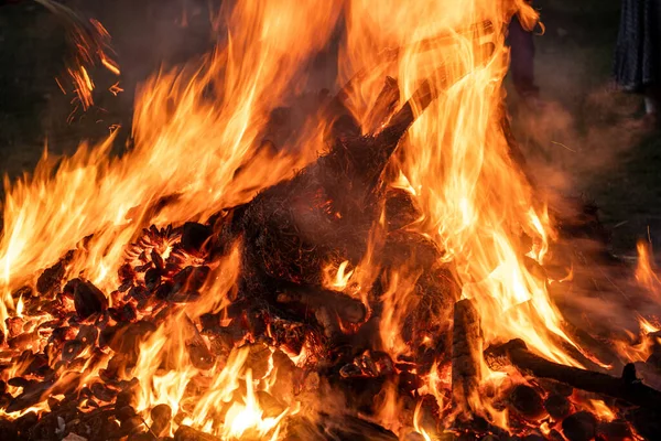 Lohri Holi festivalinde Hindu dininin ateş Hindistan 'ı sembolize ettiğini gösteren büyük şenlik ateşini yakından çek.