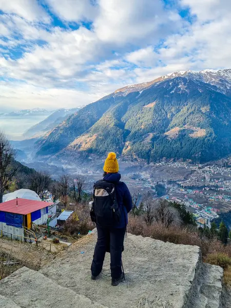 Vrouwelijke Trekker Wandelaar Staan Kijken Neer Dorpshuizen Himalaya Bergen Verte Stockfoto