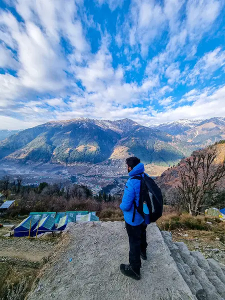 Man Trekker Wandelaar Staan Kijken Neer Dorpshuizen Himalaya Bergen Verte Rechtenvrije Stockafbeeldingen