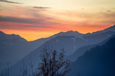 Himalaya dağları üzerinde gündoğumu günbatımı alacakaranlık renkleri sisli sisli, Hindistan 'da manali kullu parıltılı, turuncu ve kırmızı renkli.