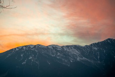 Himalaya dağları üzerinde gündoğumu günbatımı alacakaranlık renkleri sisli sisli, Hindistan 'da manali kullu parıltılı, turuncu ve kırmızı renkli.