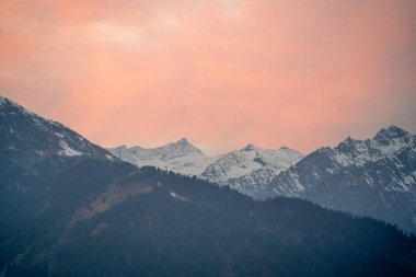 Himalaya dağları ve tüylü bulutlar Jhibbi Kullu Manali Hindistan 'daki tepe istasyonlarını gösteriyor.