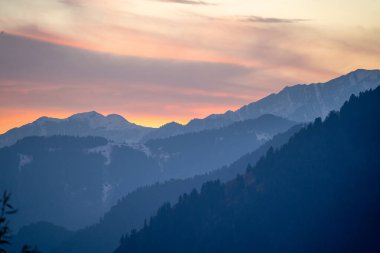 Himalaya dağları ve tüylü bulutlar Jhibbi Kullu Manali Hindistan 'daki tepe istasyonlarını gösteriyor.