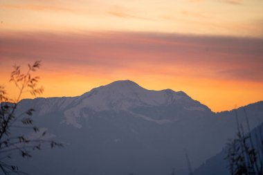 Himalaya dağları üzerinde gündoğumu günbatımı alacakaranlık renkleri sisli sisli, Hindistan 'da manali kullu parıltılı, turuncu ve kırmızı renkli.