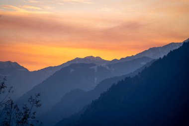 Himalaya dağları üzerinde gündoğumu günbatımı alacakaranlık renkleri sisli sisli, Hindistan 'da manali kullu parıltılı, turuncu ve kırmızı renkli.