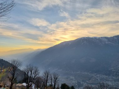 Himalaya dağları üzerinde gün doğumu Manali kullu vadi ve Hindistan 'da ağaçlı bulutlar
