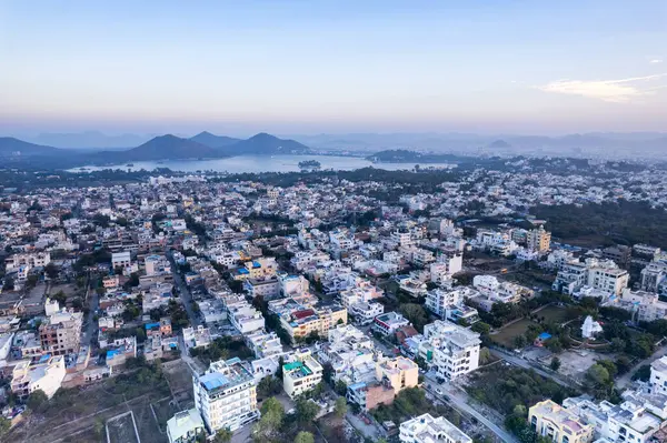 Udiapur, Jaipur, Kota, şehirler üzerinde evlerle, binalarla, Aravalli tepeleriyle ve Hindistan 'da sislerin arasında gizlenmiş göllerle havadan insansız hava aracı görüntüleri.