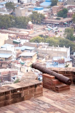 Jodhpur, Jaipur, Udaipur 'a bakan antik Rajput krallarının savunmalarını gösteren bir kalenin duvarlarına eski demir toplar yerleştirilmiş.