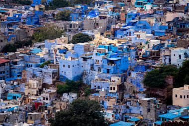 Jodhpur 'un mavi şehir manzarasını gösteren hava aracı görüntüleri Aravalli' nin ortasında renkli yoğun evlerle dolu geleneksel evleri gösteriyor.