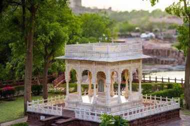 Mozolede bulunan mermer kemerler Mehrangarh Kalesi yakınlarındaki Jaswant thada.