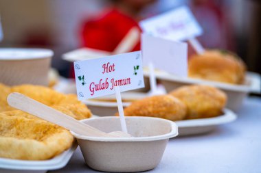 Etiketinde Gulab Jamun 'un popüler Hint tatlısını gösteren tek kullanımlık tabaklar. Festivallerde ve Hindistan' daki düğünlerde bir zorunluluk.