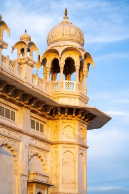 Jodhpur 'daki Jaswant Thada' nın turistik noktasındaki tepe örtüleri ve kemerler beyaz mermerden yapılmıştır.