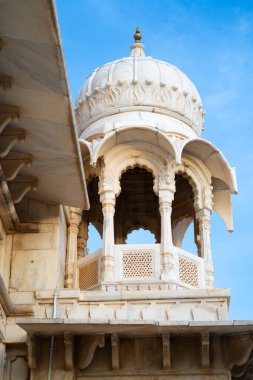 Jodhpur 'daki Jaswant Thada' nın turistik noktasındaki tepe örtüleri ve kemerler beyaz mermerden yapılmıştır.