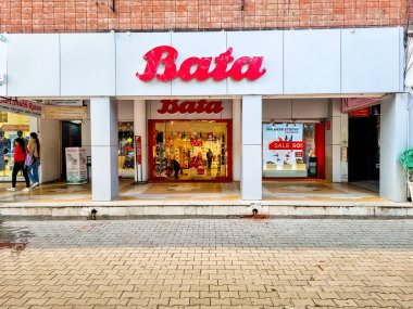 Delhi, Hindistan - 30 Aralık 2022: Bata markasıyla birlikte mağaza önü popüler ayakkabı, ayak giyimi, moda mağazası uygun fiyatlı ürünler sunuyor