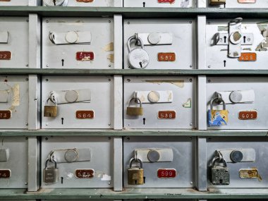 Kirli, kirli banka dolapları, kilitleri ve çıkartmaları var. Ödeme yapılmamış ve banka tarafından el konulmuş.