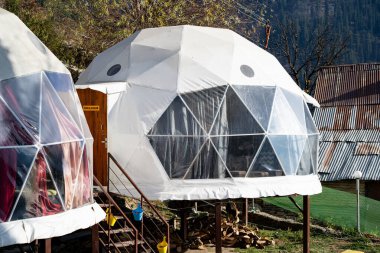 Jeodezik, üçgen ve İsviçre çadırları Hindistan 'da rahat ve rahat bir macera için Hampta Village Manali yakınlarındaki popüler bir cazibe merkezinde kalıyor.