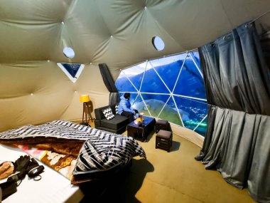 Jeodezik, üçgen ve İsviçre çadırlarının iç kısımları Hindistan 'da kalmak üzere Hampta Köyü yakınlarındaki popüler bir cazibe merkezidir.