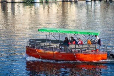 Udaipur, Hindistan - 26 Ekim 2020: Aile, Udaipur 'daki Pichola Fateh Sagar gölünün sakin mavi sularında kayık gezintisinin keyfini çıkarıyor.