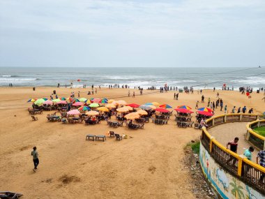 Goa, Hindistan - 15 Ağustos 24: Sahilde renkli şemsiyeler ve deniz manzaralı bir kulübe, Panjim, Calangute 'da