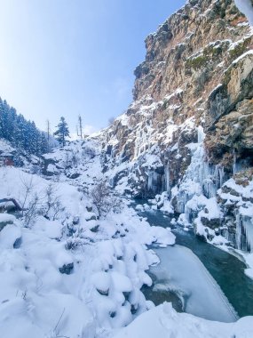 Tanmarg Gulmarg Kashmir 'de donmuş Drung şelalesi popüler bir turistik yer ve Chilai Kalan döneminde kışı gösteren bir doğa harikası.