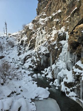 Tanmarg Gulmarg Kashmir 'de donmuş Drung şelalesi popüler bir turistik yer ve Chilai Kalan döneminde kışı gösteren bir doğa harikası.