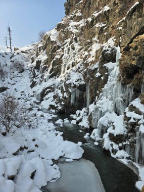 Tanmarg Gulmarg Kashmir 'de donmuş Drung şelalesi popüler bir turistik yer ve Chilai Kalan döneminde kışı gösteren bir doğa harikası.