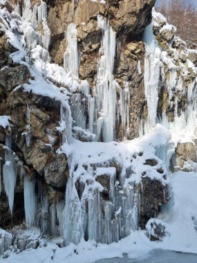 Tanmarg Gulmarg Kashmir 'de donmuş Drung şelalesi popüler bir turistik yer ve Chilai Kalan döneminde kışı gösteren bir doğa harikası.
