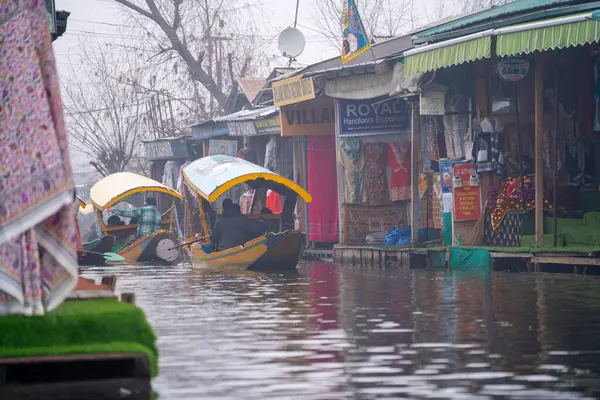 Srinagar, Kashmir - 3 Ocak 2025: Terör saldırıları nedeniyle düşük turizm sezonunda ıssız bir pazardan geçen boş ahşap kayıklar