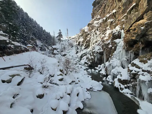Tanmarg Gulmarg Kashmir 'de donmuş Drung şelalesi popüler bir turistik yer ve Chilai Kalan döneminde kışı gösteren bir doğa harikası.