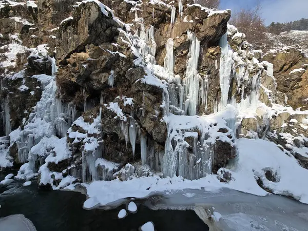 Tanmarg Gulmarg Kashmir 'de donmuş Drung şelalesi popüler bir turistik yer ve Chilai Kalan döneminde kışı gösteren bir doğa harikası.