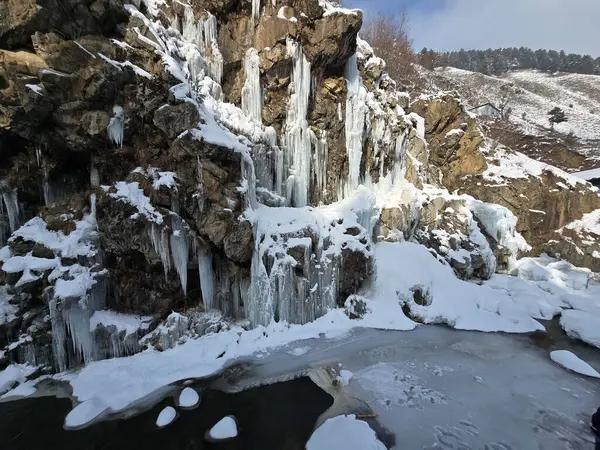 Tanmarg Gulmarg Kashmir 'de donmuş Drung şelalesi popüler bir turistik yer ve Chilai Kalan döneminde kışı gösteren bir doğa harikası.