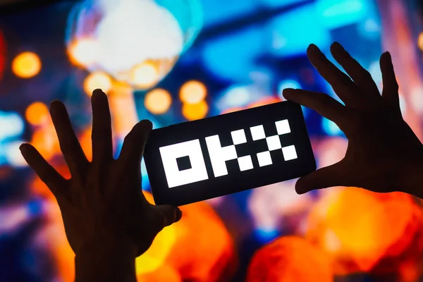 2022 브라질 Okx 로고는 스마트폰 화면에 표시됩니다 — 스톡 사진