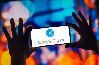 31 Ekim 2022, Brezilya. Bu fotoğraf illüstrasyonunda, Google Uçuşları logosu akıllı telefon ekranında görüntülenir