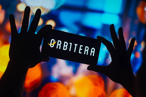 2022 브라질 Orbitera 로고는 스마트폰 화면에 표시됩니다 — 스톡 사진