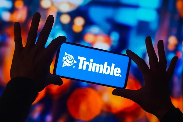 2022 브라질 Trimble Navigation Limited 로고는 스마트폰 화면에 표시됩니다 — 스톡 사진