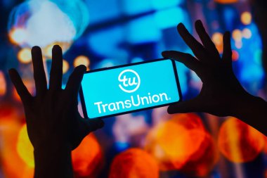 4 Kasım 2022, Brezilya. Bu resimde, TransUnion logosu akıllı telefon ekranında görüntülenir