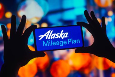 7 Kasım 2022, Brezilya. Bu resimde, Mileage Planı Alaska Havayolları logosu akıllı telefon ekranında gösteriliyor.