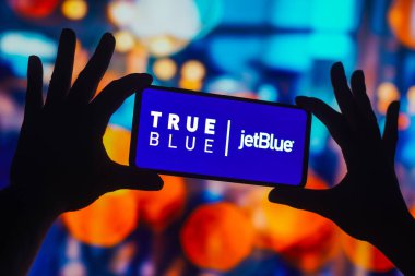 7 Kasım 2022, Brezilya. Bu resimde, TrueBlue JetBlue logosu akıllı telefon ekranında gösteriliyor