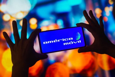 10 Kasım 2022, Brezilya. Bu resimde, Amrica Mvil logosu akıllı telefon ekranında görüntülenir..