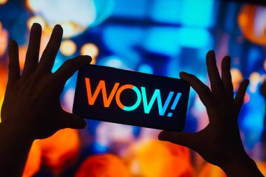 10 Kasım 2022, Brezilya. Bu resimde, WideOpenWest (WOW!) Logo bir akıllı telefon ekranında görüntülenir