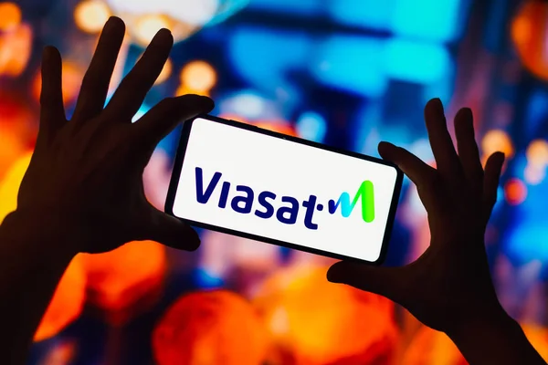 2022年11月10日 在这张照片中 Viasat Inc 的标识显示在智能手机屏幕上 — 图库照片