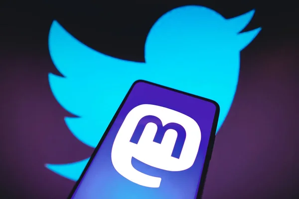 2022年11月12日 在这张照片中 社交媒体平台Mastodon的标志被显示在智能手机上 背后有Twitter标志 — 图库照片