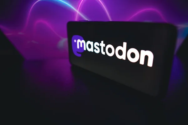 2022年11月12日 ブラジル この写真では Snsのプラットフォーム Mastodon のロゴがスマートフォンに表示されています — ストック写真