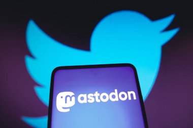 12 Kasım 2022, Brezilya. Bu fotoğraf illüstrasyonunda, sosyal medya platformu, Mastodon logosu arka planda Twitter logosu olan bir akıllı telefonda görüntülendi