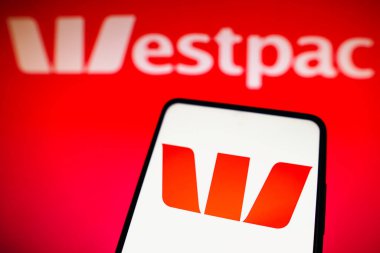14 Kasım 2022, Brezilya. Bu resimde Westpac Bankacılık Şirketi 'nin logosu bir akıllı telefon ve arka planda görüntülenmiş.
