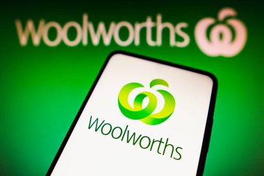 14 Kasım 2022, Brezilya. Bu resimde Woolworths süpermarketlerinin logosu akıllı telefonlarda ve arka planda gösteriliyor.