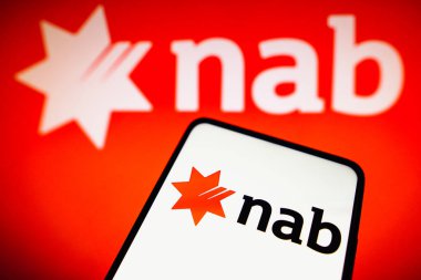 14 Kasım 2022, Brezilya. Bu resimde National Australia Bank (NAB) logosu bir akıllı telefon ve arka planda görüntülendi