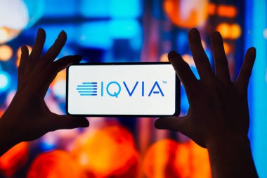 16 Kasım 2022, Brezilya. Bu resimde, IQVIA logosu akıllı telefon ekranında görüntülenir
